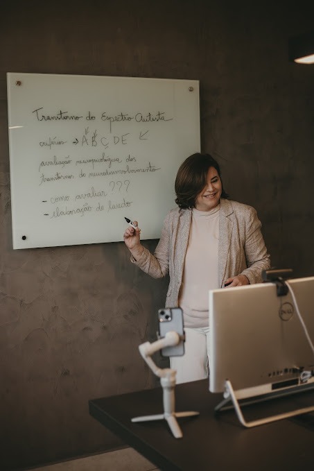 Dra. Lisandra Borges - Profissional