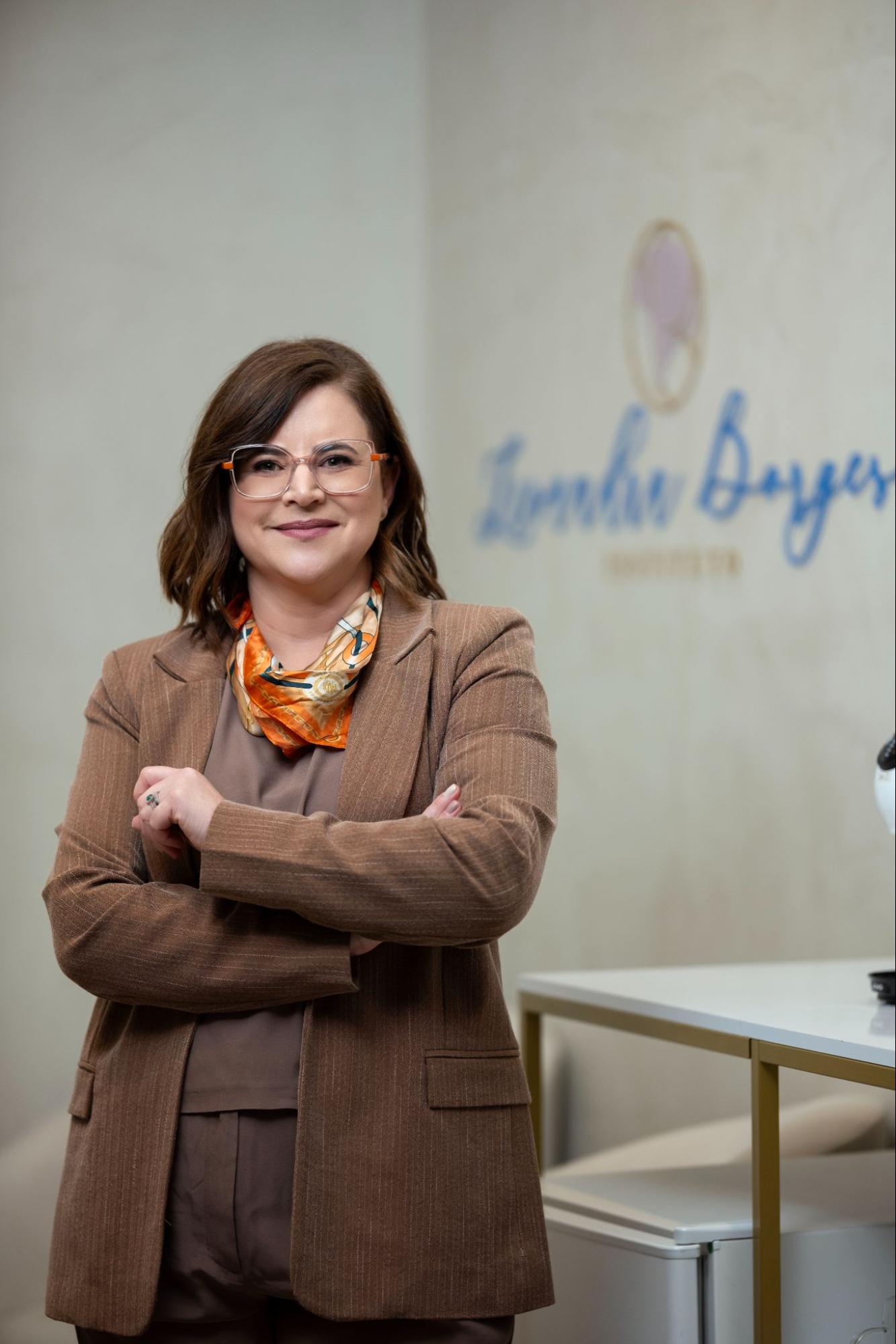 Dra. Lisandra Borges em seu consultório